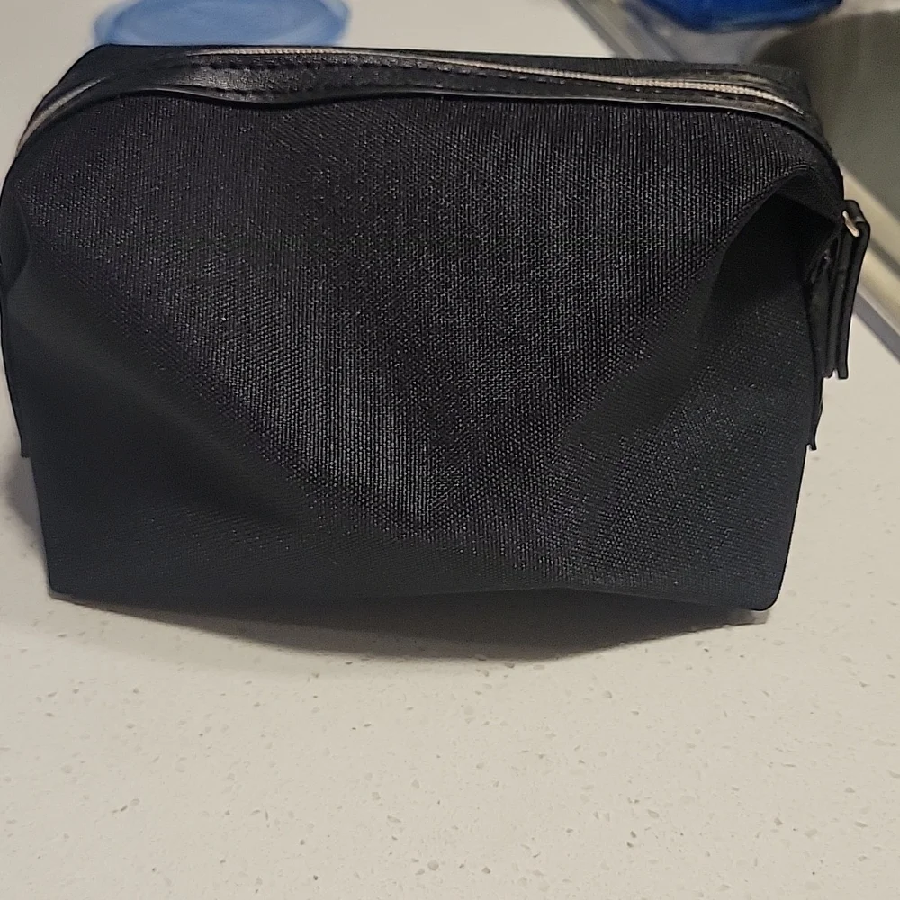 Want Les Essentials Air Canada Makeup Bag - Picture 3 of 6